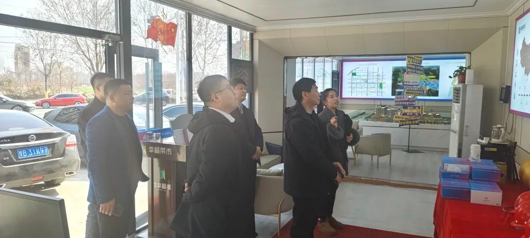 金融活水潤實(shí)體  共筑通許新未來——通許縣營商中心和中原銀行通許支行領(lǐng)導(dǎo)一行考察【鼎鑫?幸福滙】項(xiàng)目
